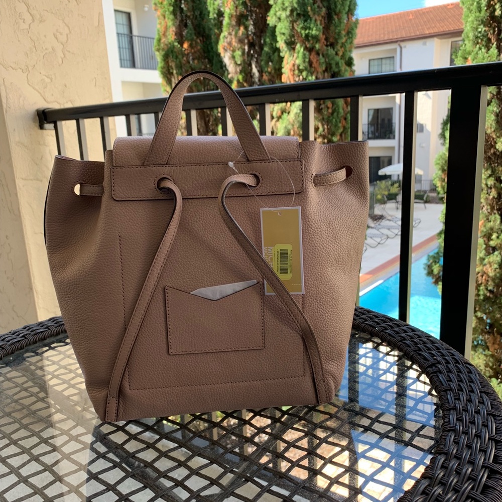 🎉FLASH SALE 🎊Michael Kors Junie Med Backpack - Picture 2 of 5